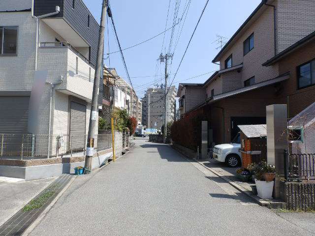 一戸建てやマンションなどが混在しています。