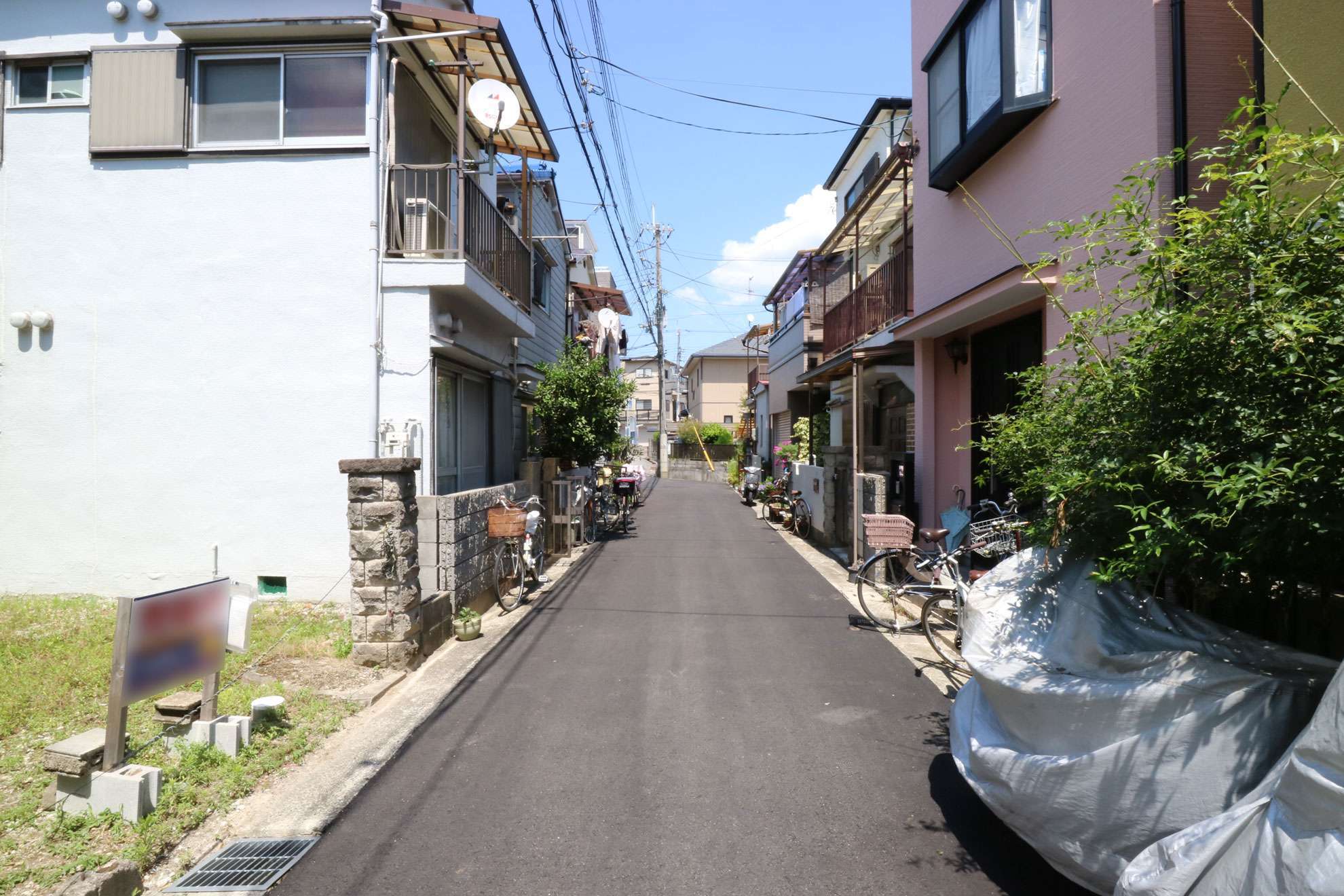 道幅は狭く入り組んでいますが、坂はほどんどなく、自転車での移動もらく。