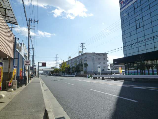 町の南西部を走る県道42号線。国道176号線や宝塚インターチェンジにアクセスしやすく、車の移動に便利です。