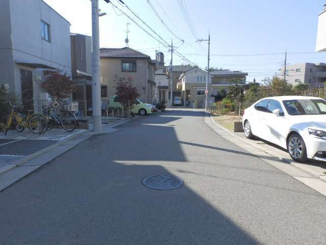 一戸建てが中心に立ち並び、田畑が混在しています。