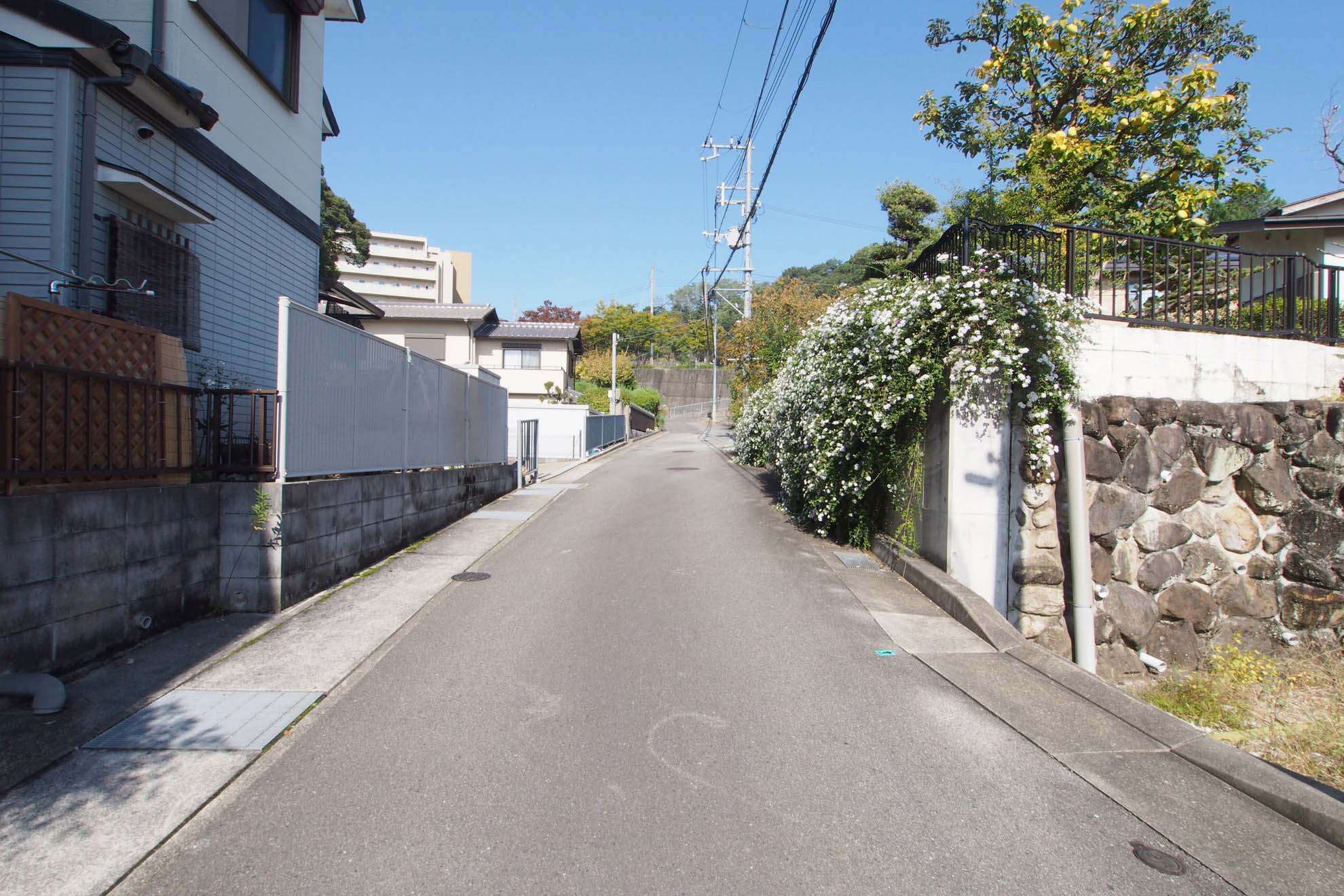 山手の住宅地のため、町中には傾斜があります。