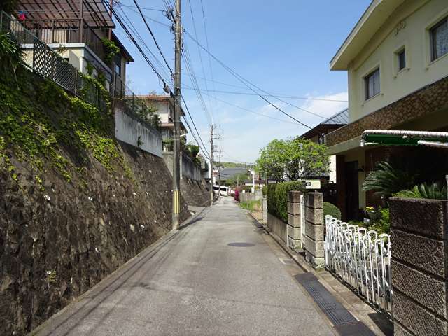 整った区画に敷地の広い邸宅が並ぶ閑静な街並みです。