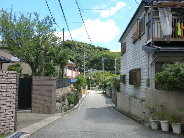 長尾連山の麓に広がる町。一戸建てが中心に並んでいます。
