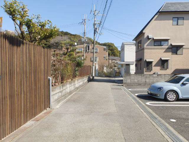 道幅は狭く入り組んでいますが、車の通りが少ない閑静な住環境が魅力。