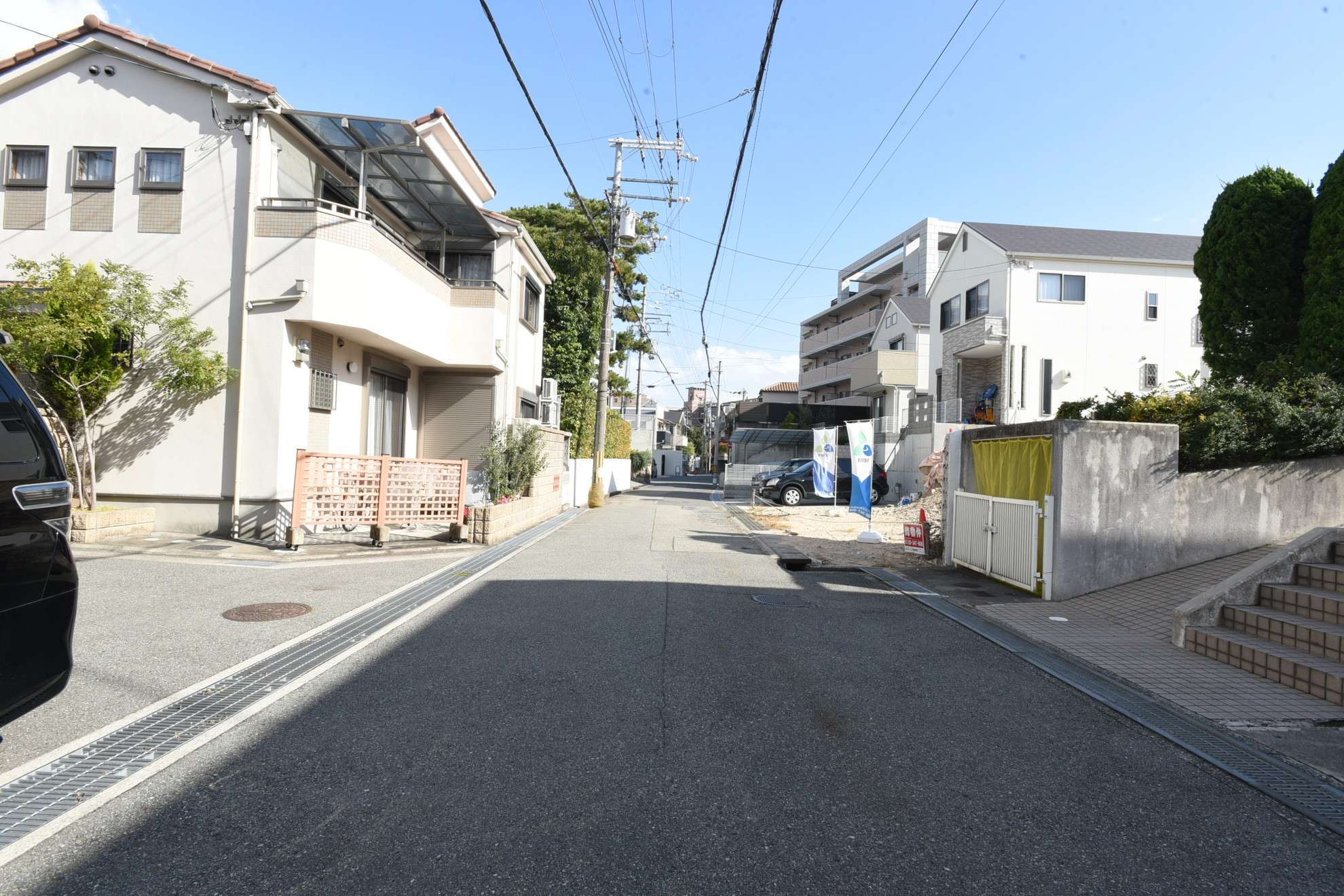 一戸建てやマンションなどが混在しており、駅から道のりはほぼ平坦。やや入り組んだ印象の街並みです。