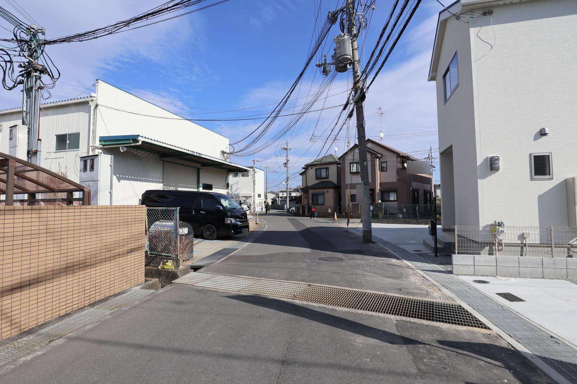 低層の住宅が中心のため、すっきりとした街並みです。