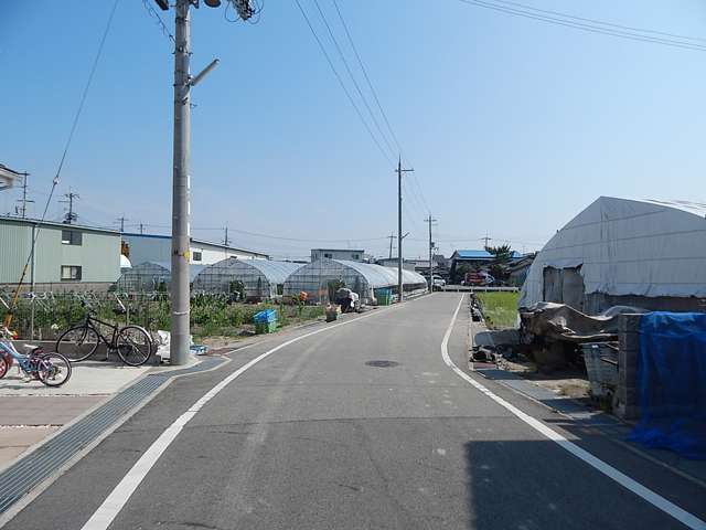 町の東部を北西方向から見た景色。のどかな雰囲気。