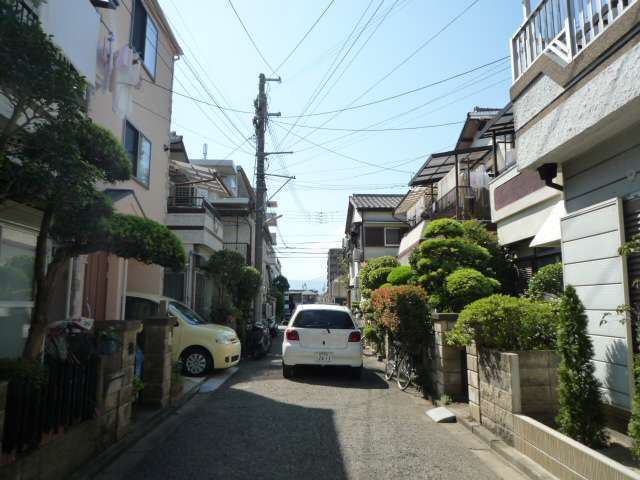 町の西部を西方向から見た景色。狭い街路沿いに一戸建てが並んでいます。