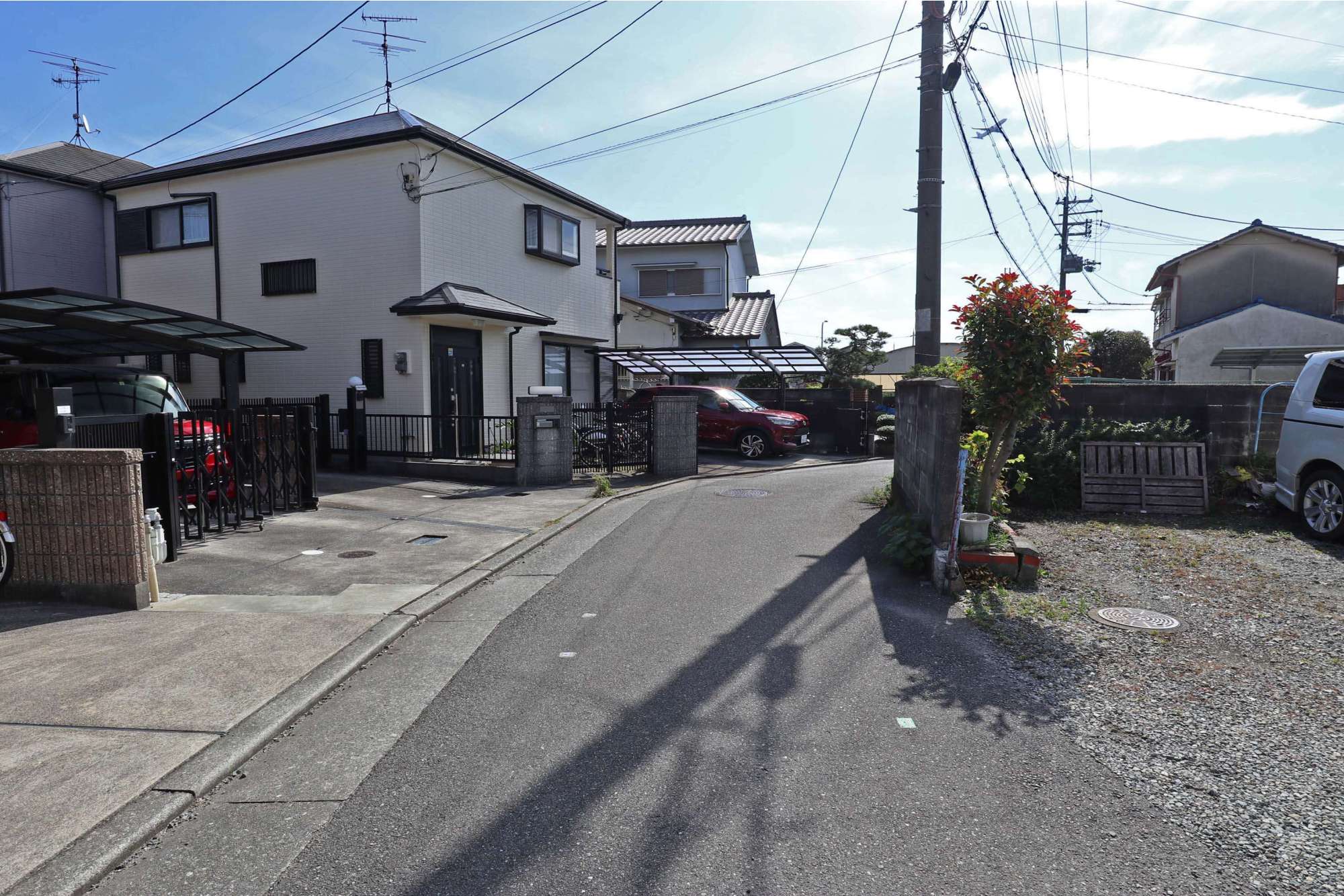 街路は入り組んでおり、狭い道路沿いに一戸建てが並んでいます。