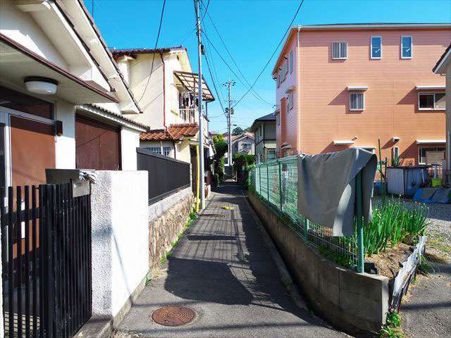 町の南西部を南方向から見た景色。一戸建てが多く並んでいます。