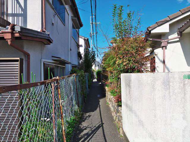 町の南西部を東方向から見た景色。自動車が通れない小道が多くあります。