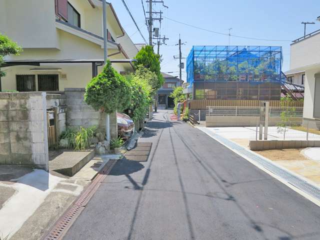 町の東部を東方向から見た景色。道幅の狭い街路沿いに一戸建てが並んでいます。