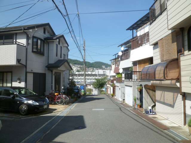 町の北部は一戸建てやアパートなどが混在する住宅地。駅までの道のりは緩やかな坂道になっています。