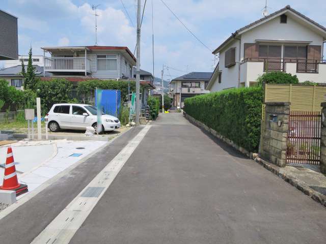 町の中央部を南方向から見た景色。道幅が狭く入り組んだ街路広がっています。