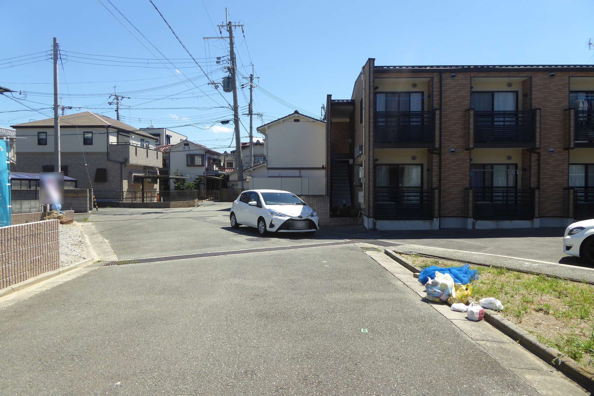 一戸建てやマンションなどが混在しています。