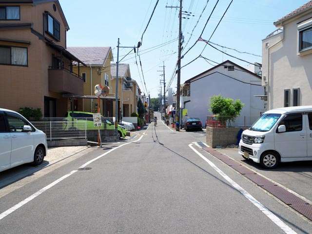 道幅が狭い街路が多く、車の運転には注意が必要です。