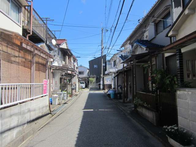 町の南東部を西方向から見た景色。築年数の長い家屋が密集しています。
