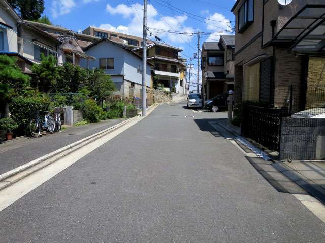 町の北部を北東方向から見た景色。緩やかな坂道になっています。