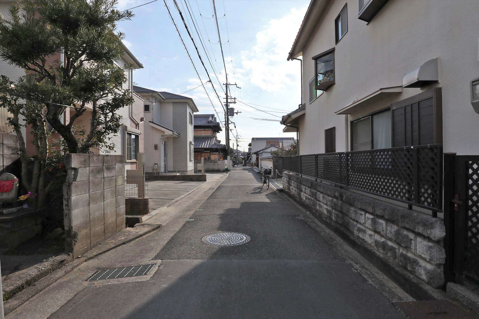 一戸建てが中心の住宅地。やや入り組んだ街並みです。