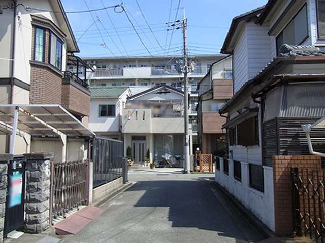 町の北部を西方向から見た景色。一戸建てや公営住宅が並んでいます。