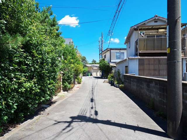 町の北部を西方向から見た景色。大きな生垣や植栽のある一戸建てが並んでいます。