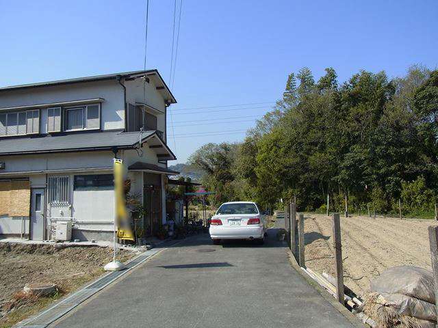 町の西部を南方向から見た景色。田畑や雑木林が多く残っています。