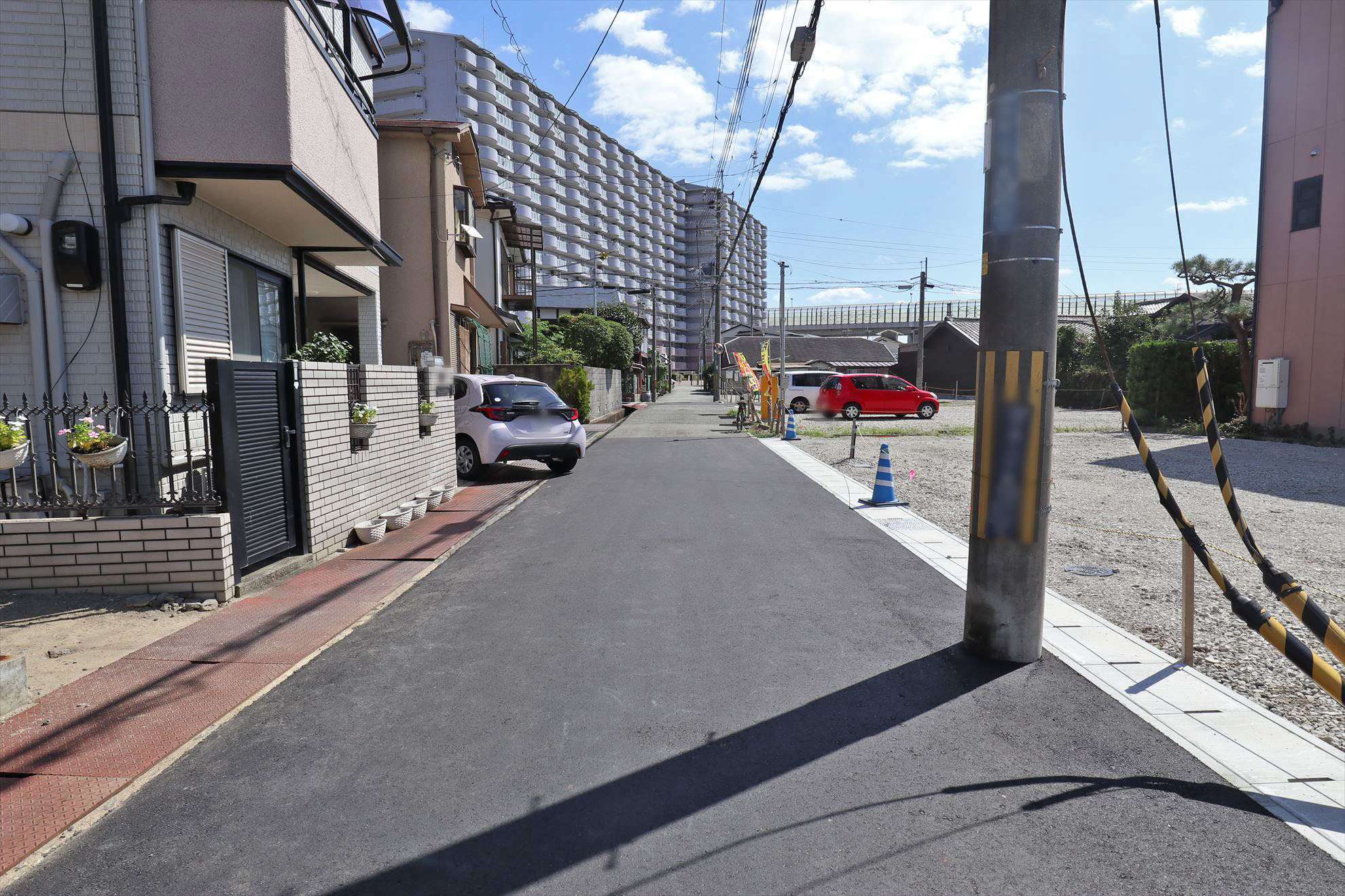 大規模マンション『シャンテ川西』が奥に見えます。