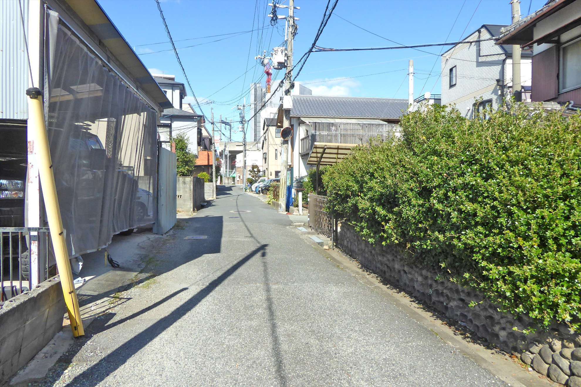 道幅は狭く入り組んだ印象の街路。