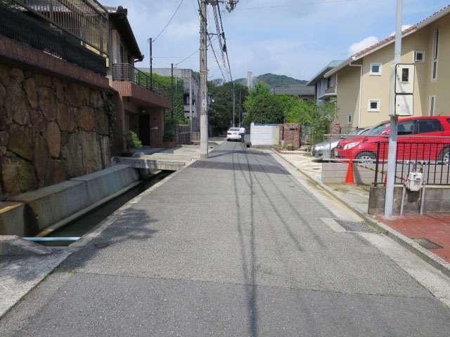 道幅が一部狭い場所もありますが、概ね区画の整った街並み。