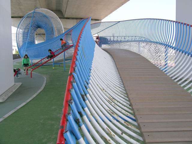 『ドラゴンランド』。猪名川沿いにある公園。一部が阪神高速道路の高架橋の下になっていて、雨の日でも遊べる楽しい公園です。