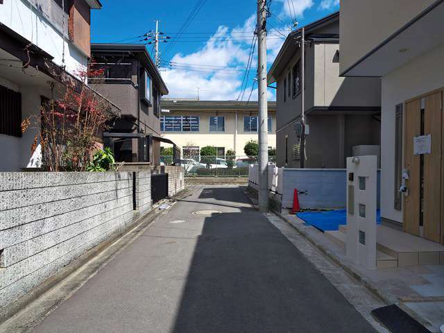 町の中央部を南西方向から見た景色。一戸建てが中心に並んでいます。