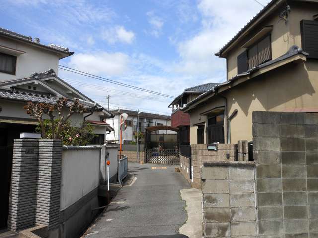 町の南西部を南方向から見た景色。道幅が狭く入り組んだ街路になっています。