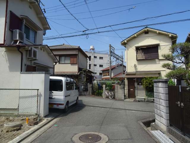 町の北部を南東方向から見た景色。町の北西端を能勢電鉄妙見線が通っています。