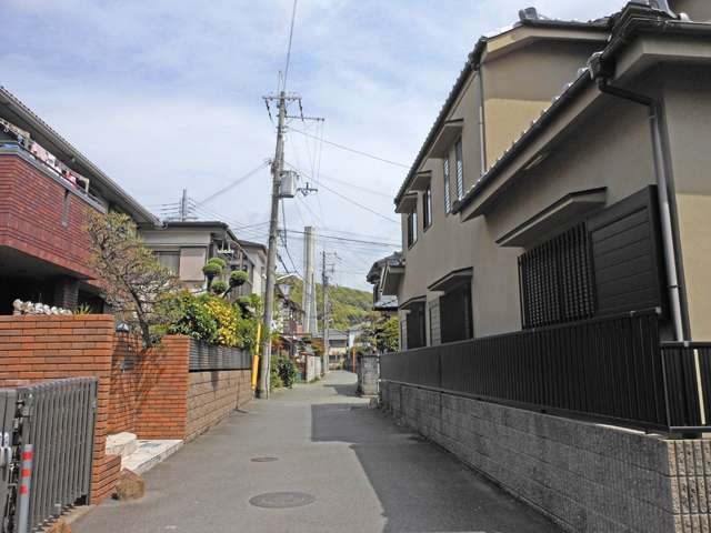 町の南西部を西方向から見た景色。奥には五月山の山林が見えます。