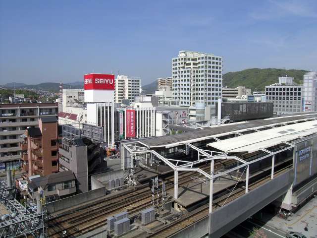 阪急『川西能勢口』駅は、川西の玄関口。駅周辺には公共施設や買物施設などが揃っています。