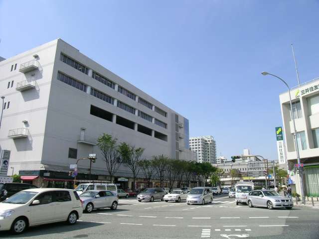 国道176号線と県道川西篠山線が交わる『小花1丁目』交差点。店舗も多くにぎやかな一角です。