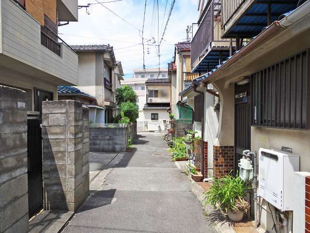 町の北部を南方向から見た景色。狭い街路沿いに一戸建てが密集しています。