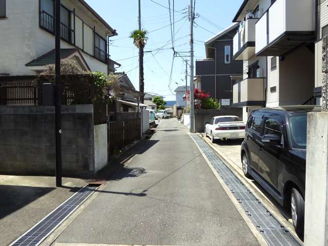 町の東部を東方向から見た景色。一戸建てが多く並んでいます。