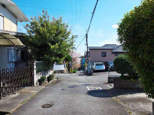 町の東部を北方向から見た景色。道幅が狭い昔ながらに街路が多いです。