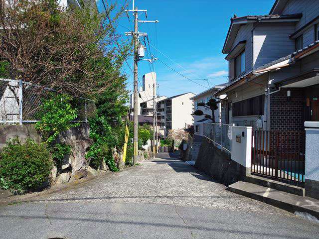 町の東部を西方向から見た景色。町の中には坂道が少しあります。