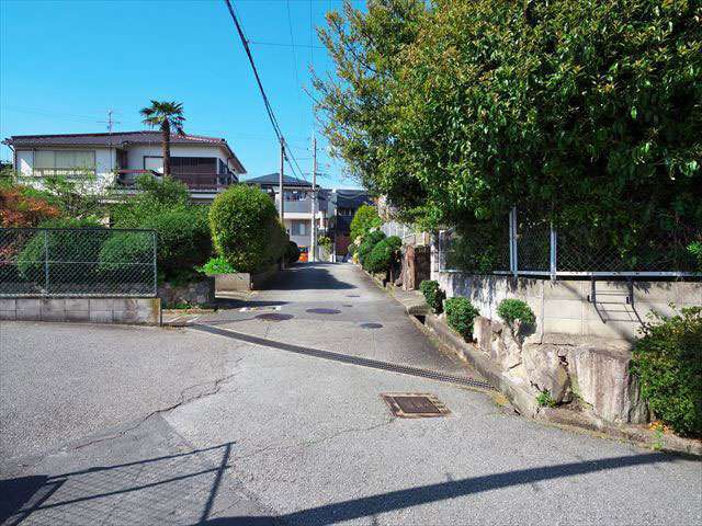 町の東部を東方向から見た景色。駅に近いですが、緑が多いところもあります。