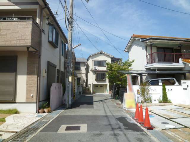 町の西部を南方向から見た景色。狭く入り組んだ街路沿いに一戸建てが密集しています。