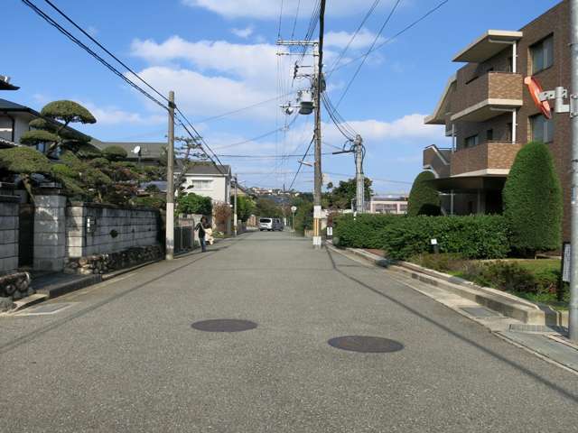 町の南部を南方向から見た景色。低層のマンションが建っているところもあります。