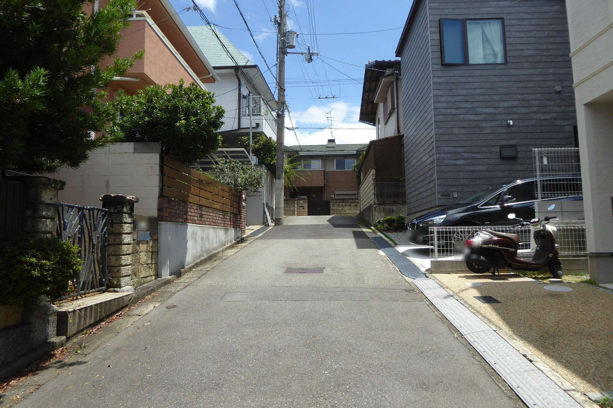 道幅が狭くやや入り組んだ場所もありますが、閑静な住宅環境が魅力です。