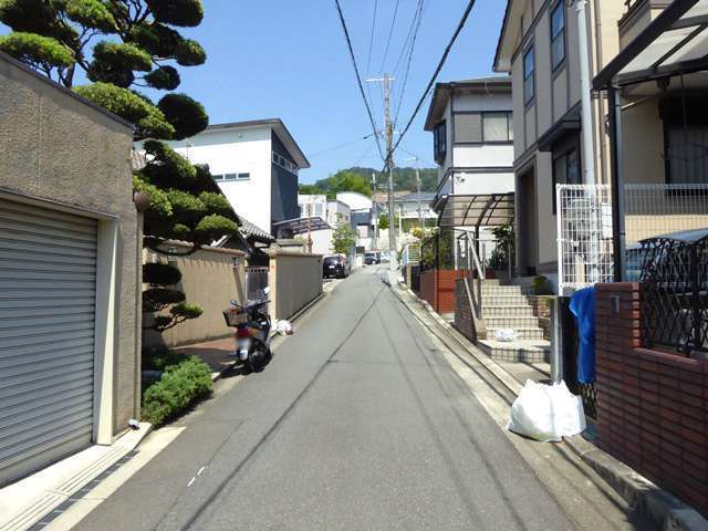 町の北部を南東方向から見た景色。坂道沿いに一戸建てが並んでいます。