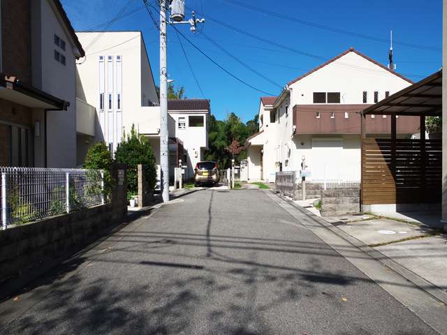 町の西部を南方向から見た景色。一戸建てが行き止まりの街路沿いに一戸建てが並んでいます。