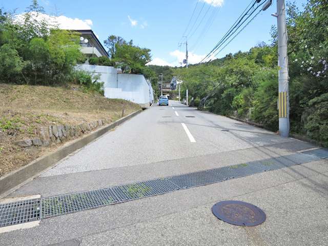 町の東部を南方向から)見た景色。斜面地に位置するため、勾配が急な坂道が多いです。