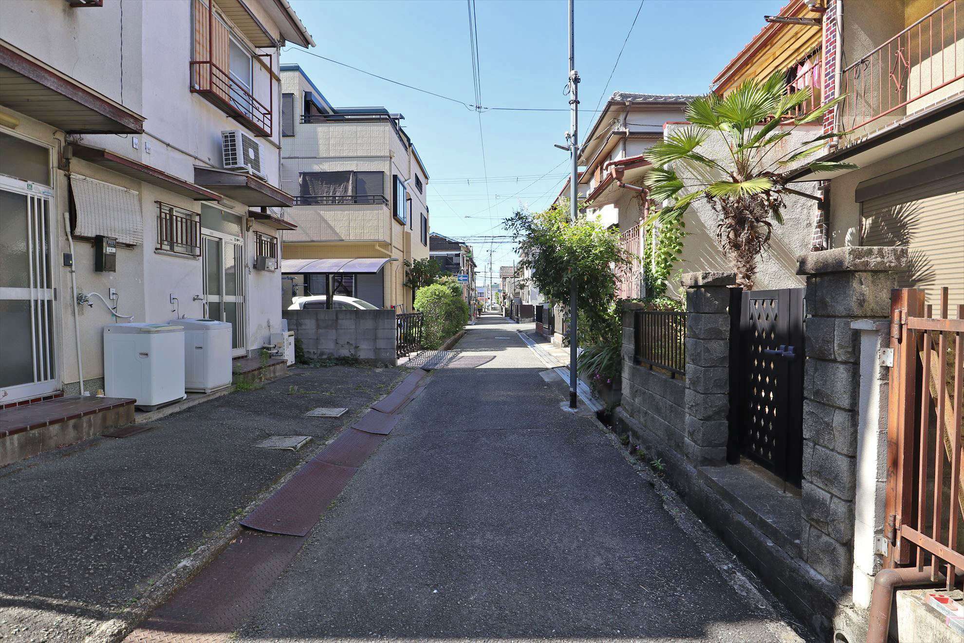 道幅が狭く、一方通行になっている道路もあります。