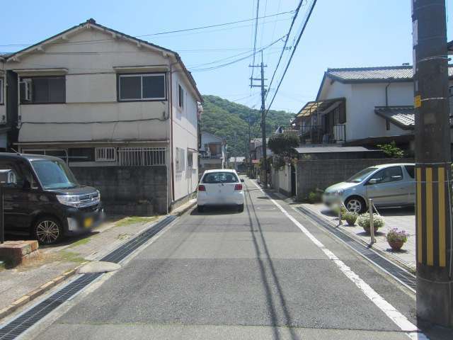 町の中央部を西方向から見た景色。奥には五月山の山々が見えます。