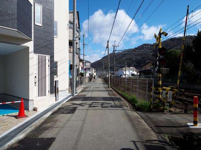 町の南部を南西方向から見た景色。南端を能勢電鉄妙見線の線路が通っています。